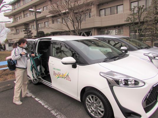 車椅子を扱うスタッフ