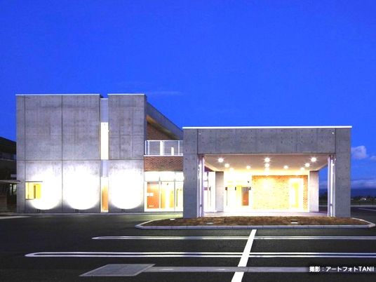 夜の施設外観  