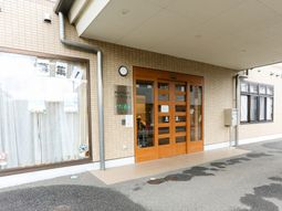 明るい施設のエントランス