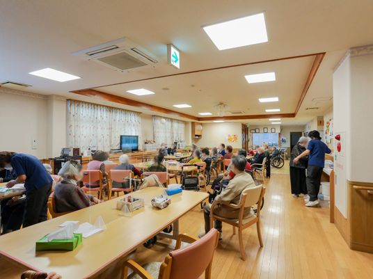 居室で憩う人々