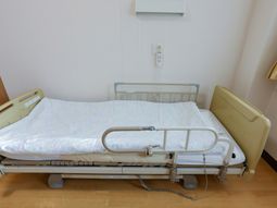 快適な居室のベッド