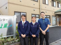 スタッフと施設の入口