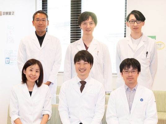 白衣のスタッフ集合の診察室  