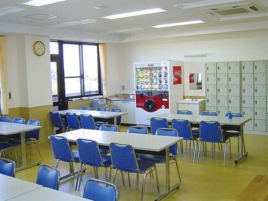 明るい食堂のテーブル配置  
