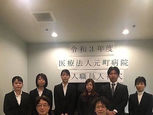 採用案内掲示前の集合  