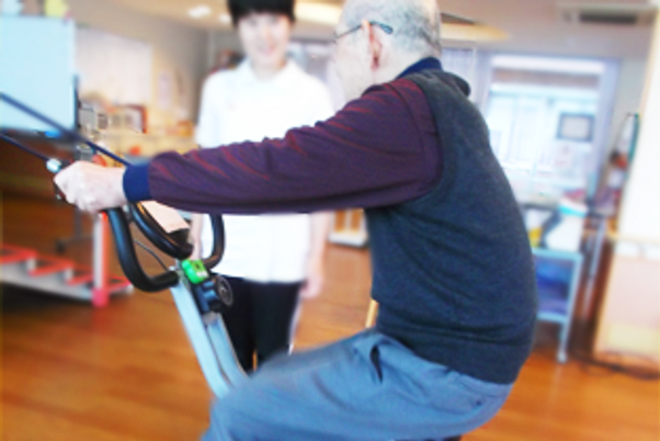 運動する高齢者とスタッフ
