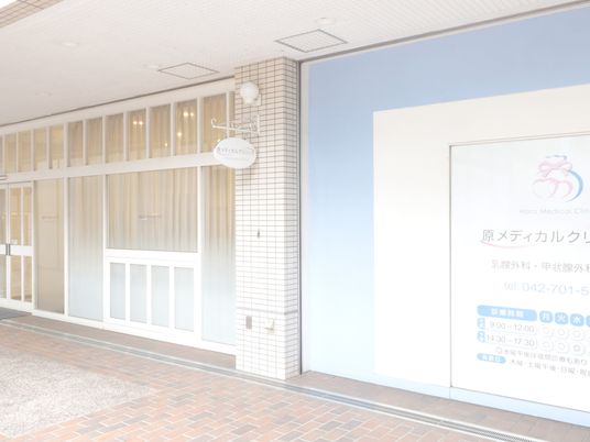 明るい建物の出入口  