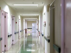 明るい廊下の通路  