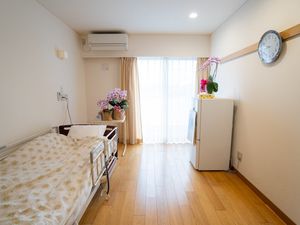 明るい居室のベッド