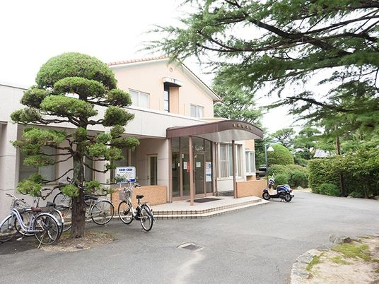 緑に囲まれた施設外観  