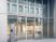 ガラス張りのエントランス  