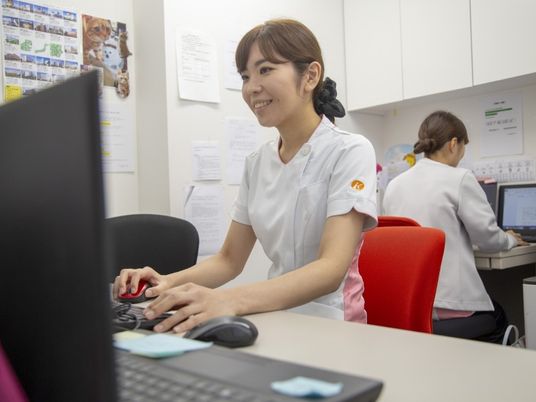 事務作業中のスタッフ  