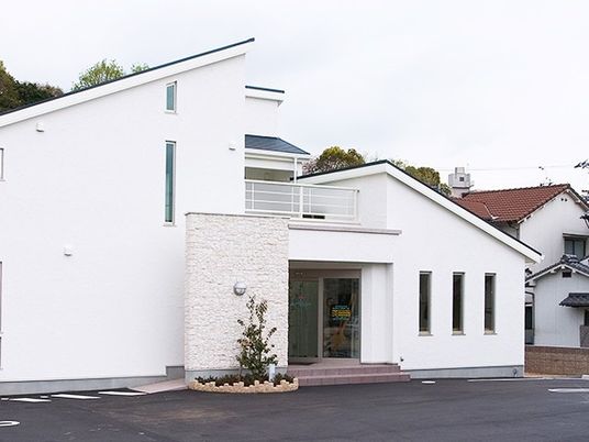 白い建物の外観  