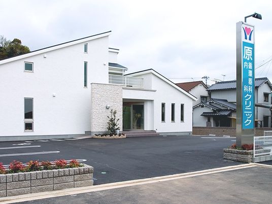 白い建物の外観  