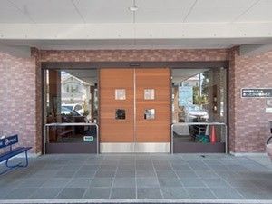 木目調の出入口がある玄関  