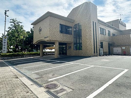 病院風の建物外観  