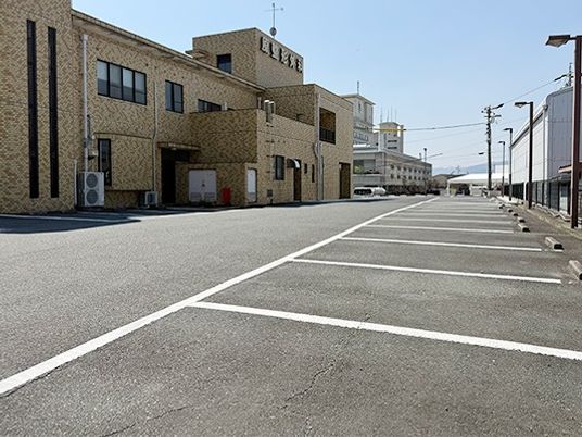建物前の駐車場  
