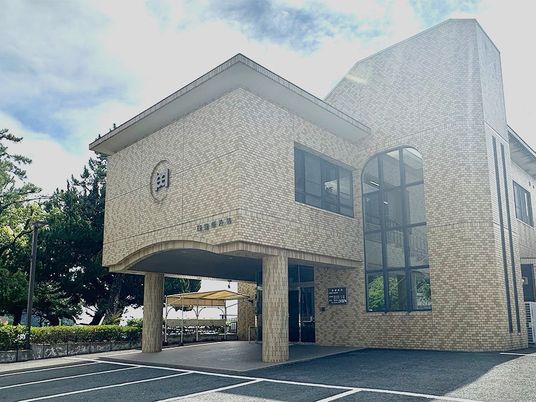 明るい外観の施設  