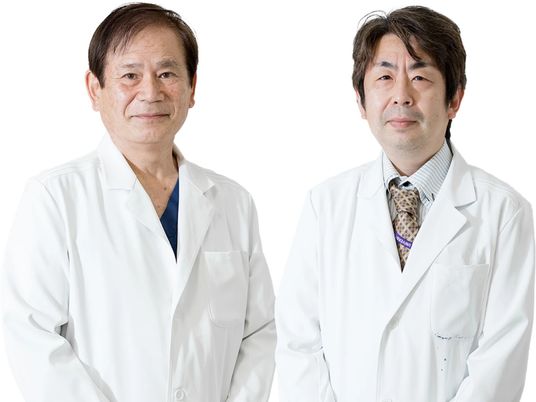 白衣の男性2人スタッフ  