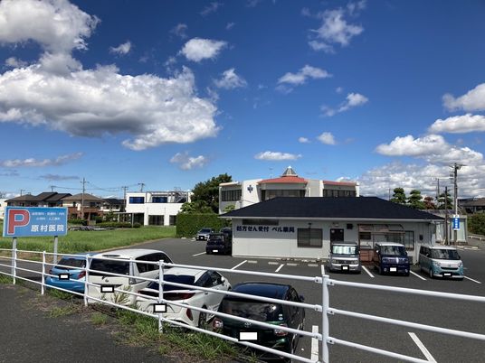 建物と駐車場の外観