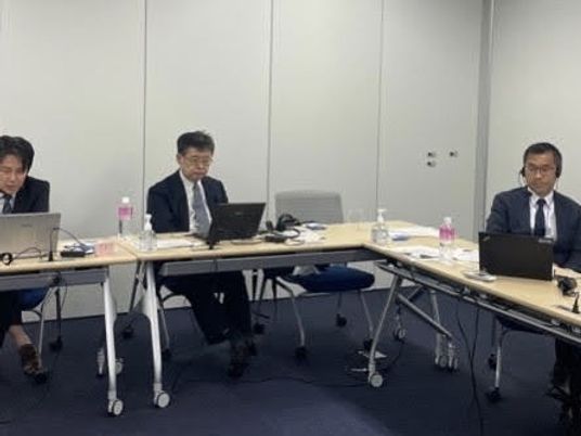 会議中の男性3人の部屋  