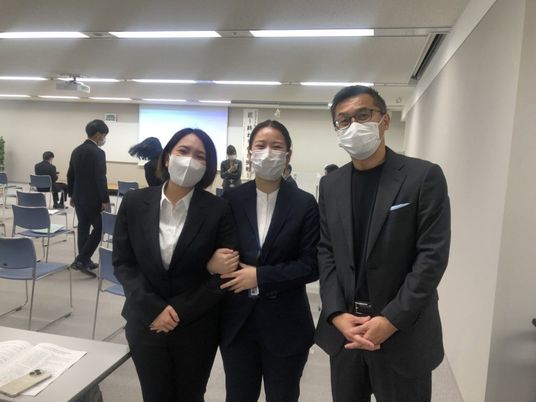 説明会の参加者が並ぶ室内  