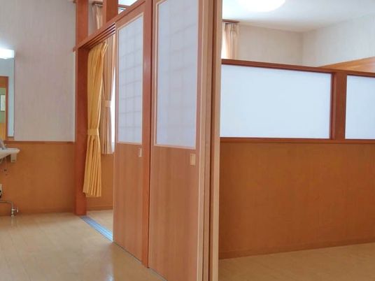 木目調の廊下  