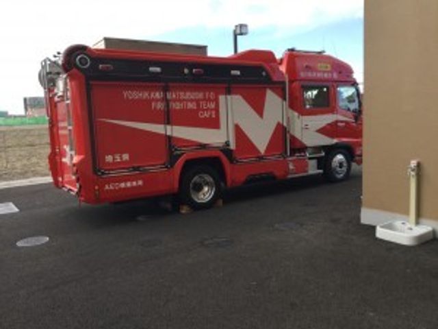 消防車が停車する外観  