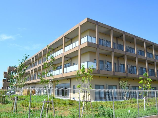 3階建ての建物外観 外観   3階建ての建物で、ベランダが各階に並んでいます。周囲に緑があり、落ち着いた環境です。
