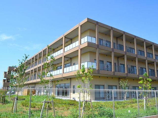 3階建ての建物外観  