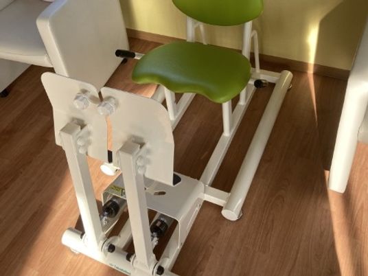 機能訓練用の椅子と器具がある室内  