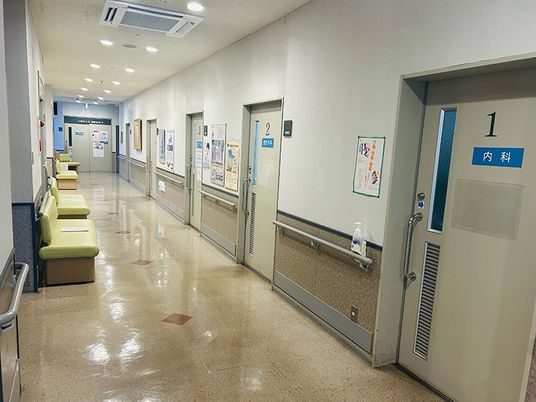 明るい廊下の診療室前  