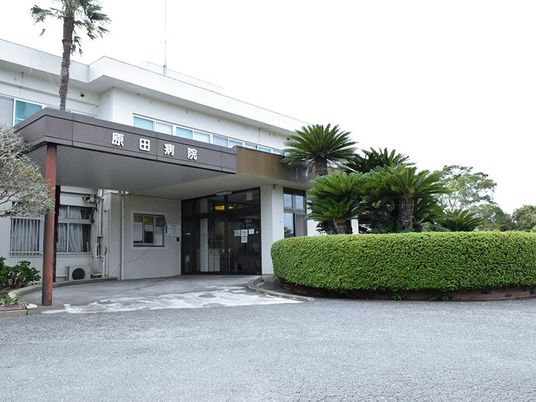 病院の正面玄関  