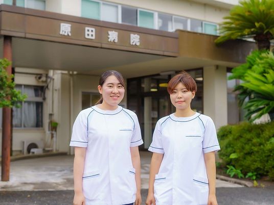 病院前に立つスタッフ