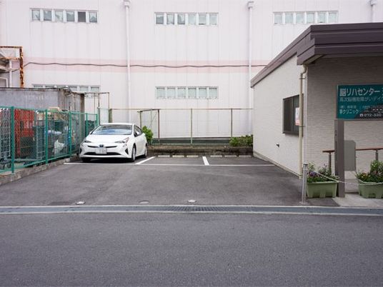施設前の駐車場  