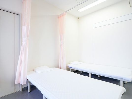 明るい居室のベッド  