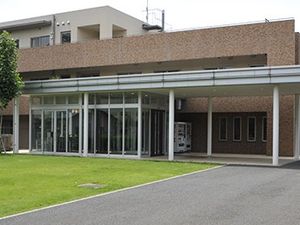建物外観と玄関前  