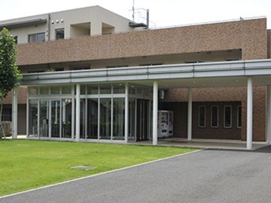建物外観と玄関前  