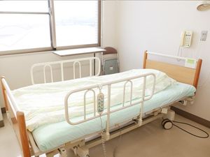 明るい居室のベッド  