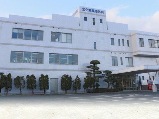 白い建物の外観  