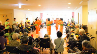 イベントを楽しむ人々