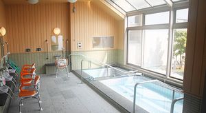 窓がある広々とした浴室