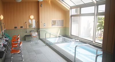 窓がある広々とした浴室