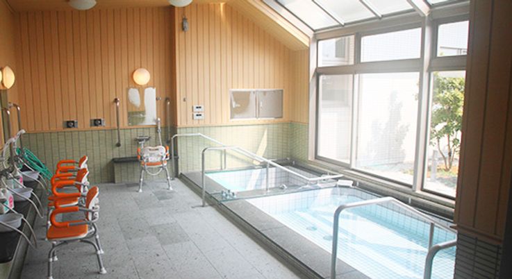 窓がある広々とした浴室