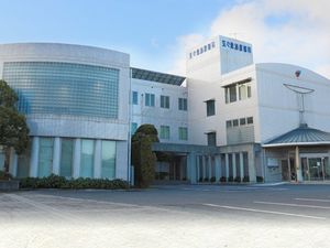 白い外観の建物  