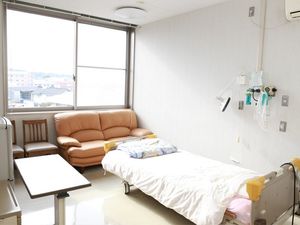 明るい個室の居室  