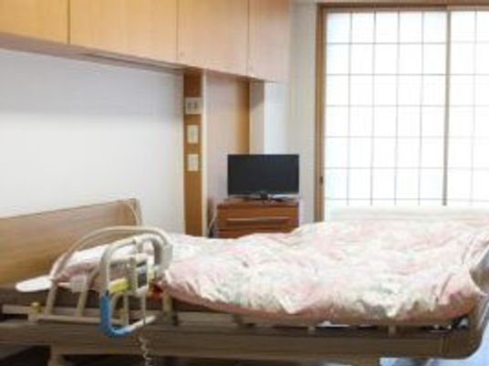 明るい居室のベッド  