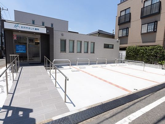 入口前の駐車場  