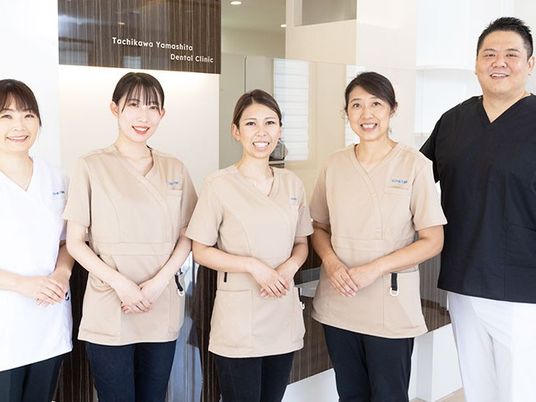 笑顔のスタッフが並ぶ受付ロビー  