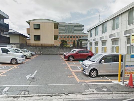 建物前の駐車場  